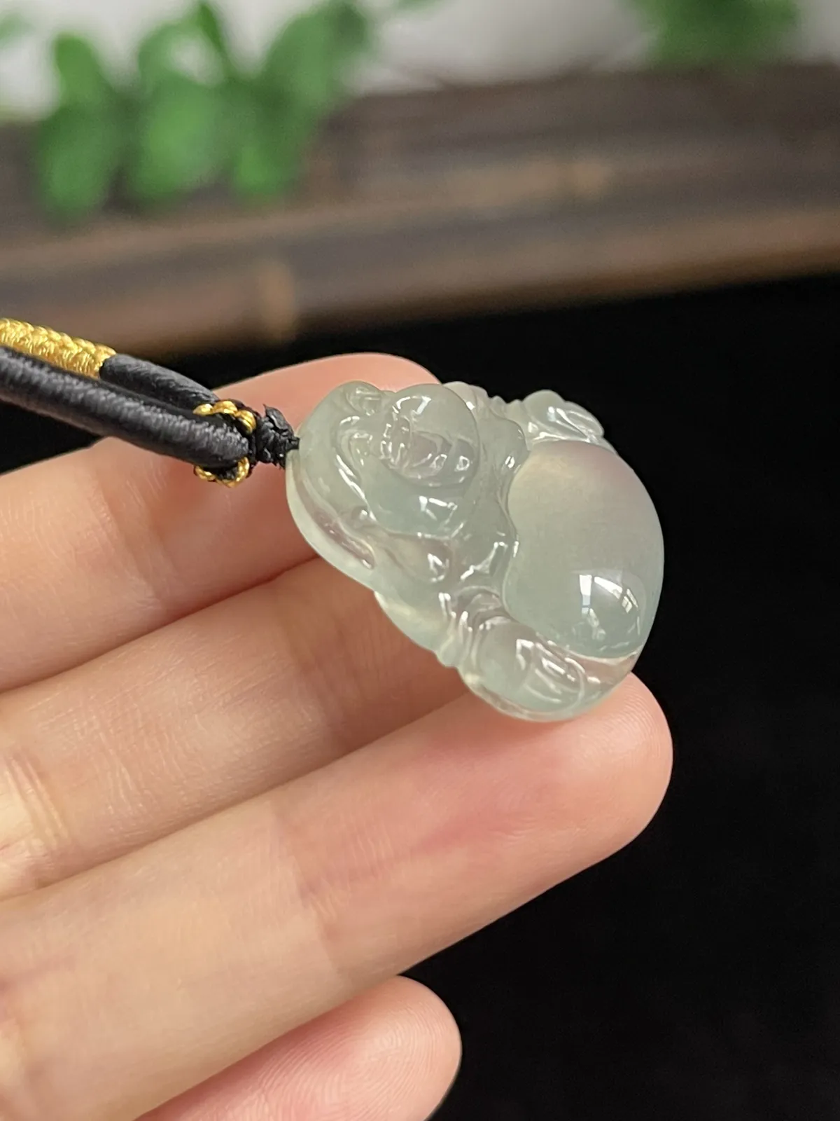 翡翠冰糯种淡绿色吊坠