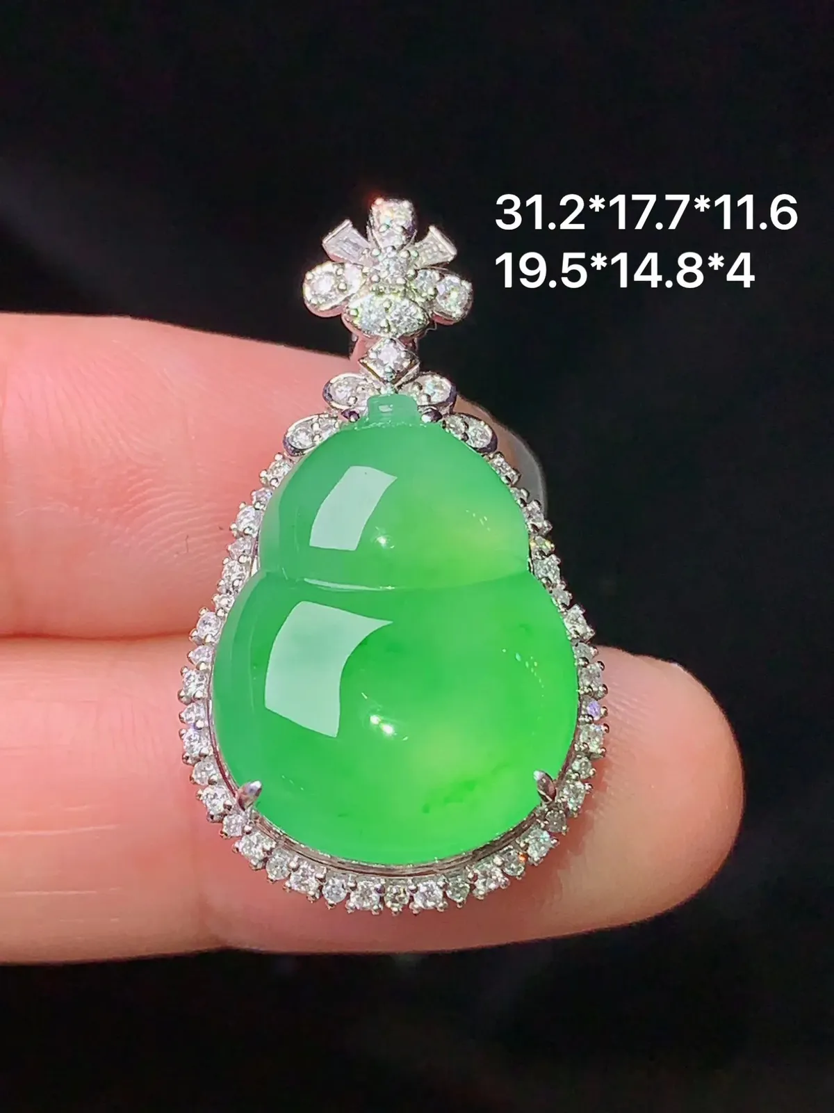 18k金钻镶嵌翠绿葫芦吊坠 玉质水润细腻 色泽清新艳丽 整体尺寸31.2*17.7*11.6