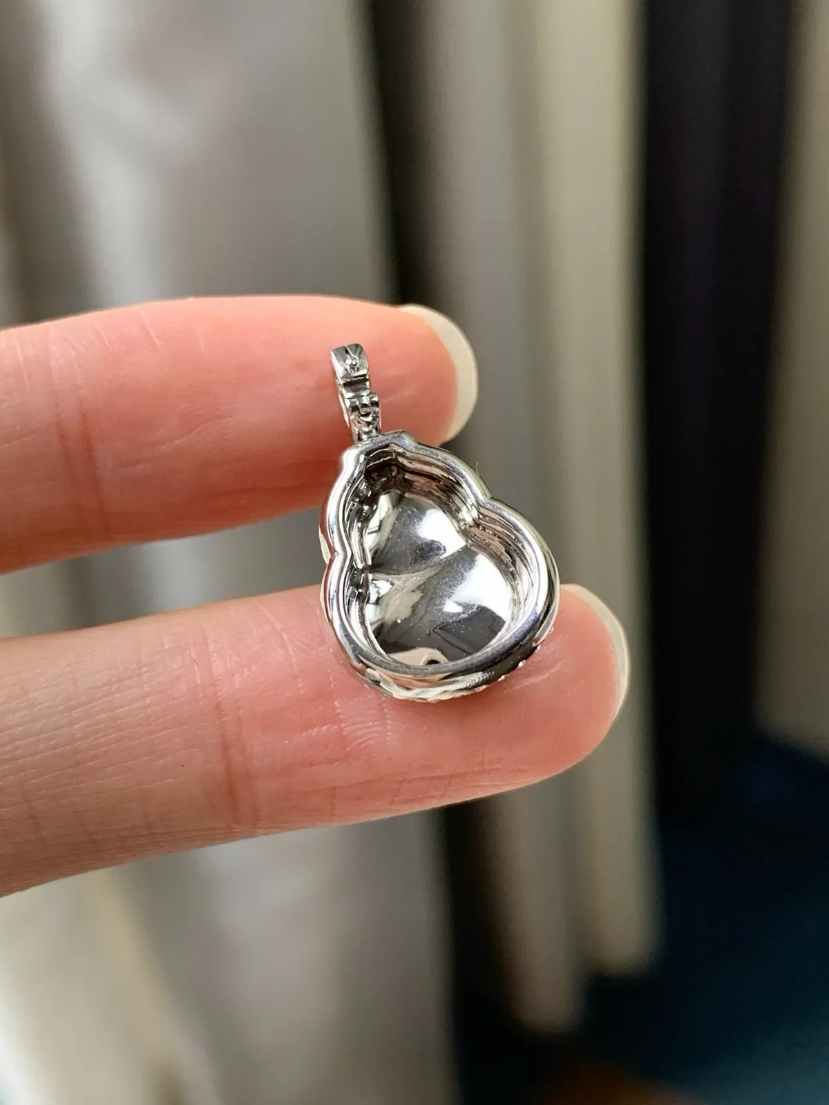 18K镶嵌冰绿葫芦吊坠

尺寸：13.1-10.7-2.8