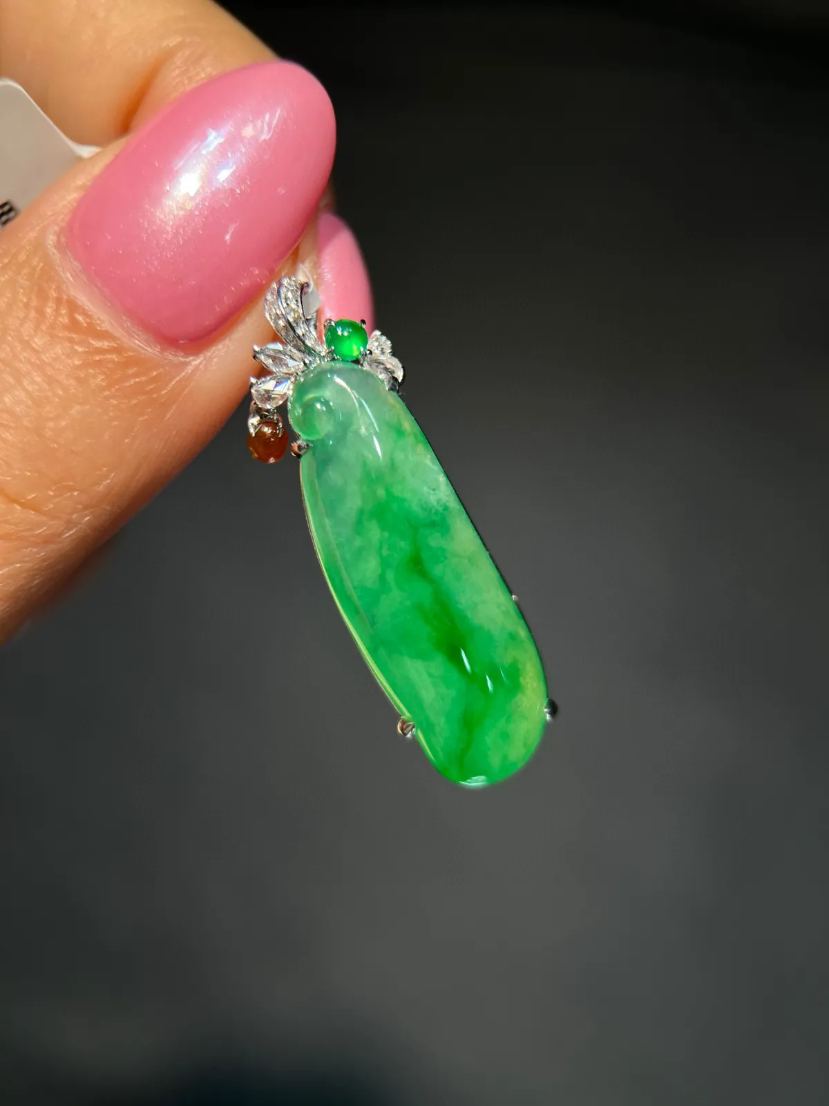 18k镶嵌 冰绿长寿果

【尺寸】26.2-9.4-3.8