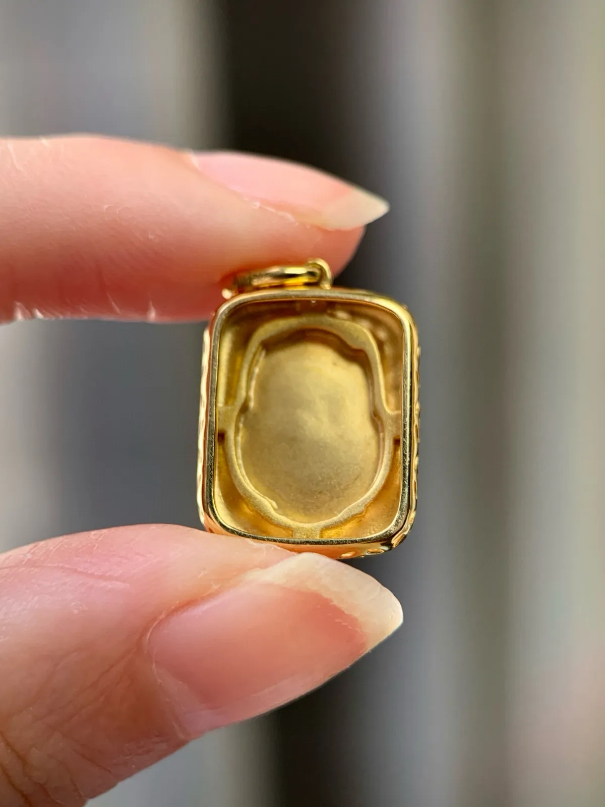 18K镶嵌白冰貔貅吊坠

尺寸：12.8-10-6.1