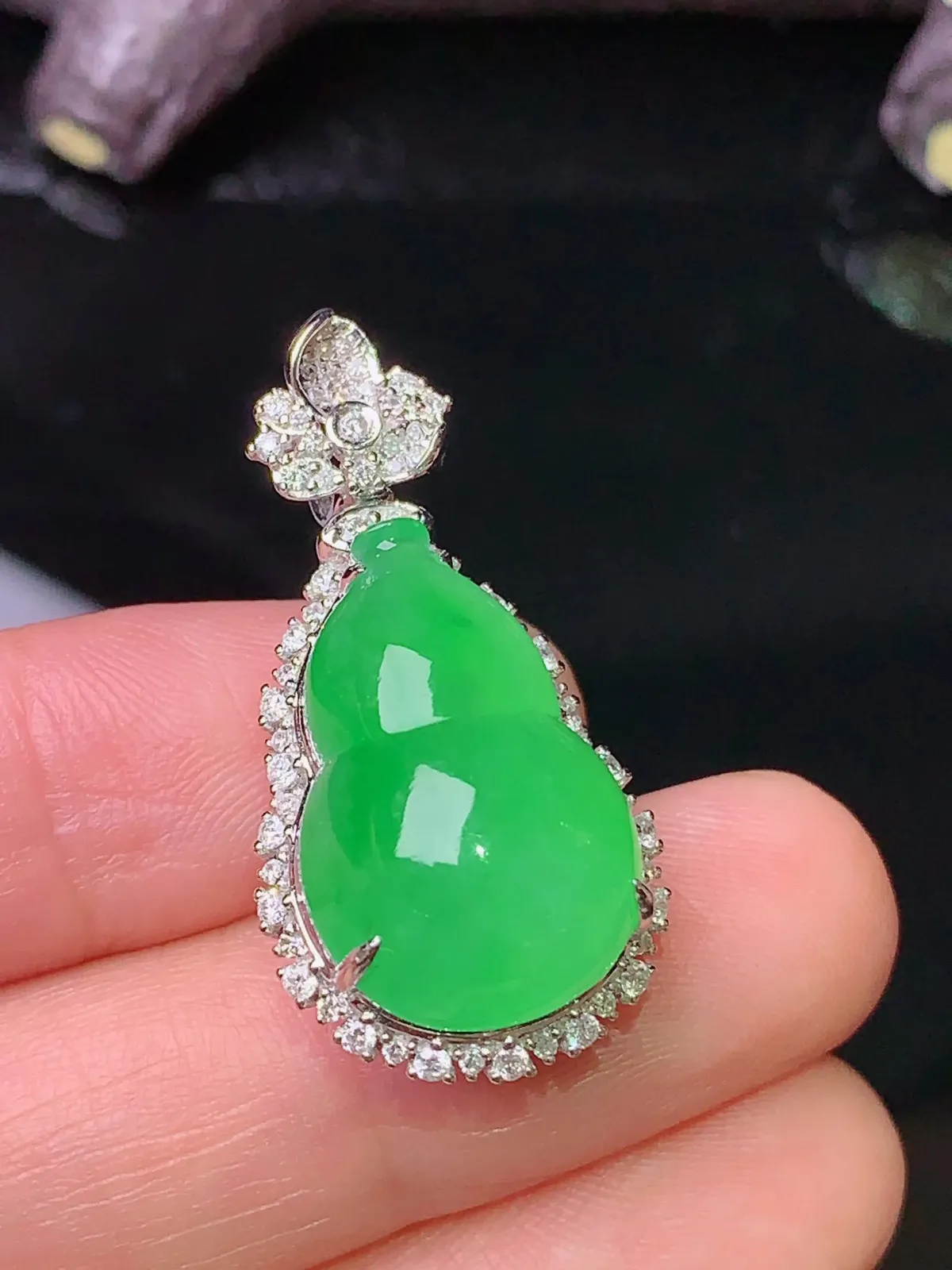 18k金钻镶嵌满绿葫芦吊坠 玉质水润细腻 色泽艳丽 整体尺寸31.5*16*13.8