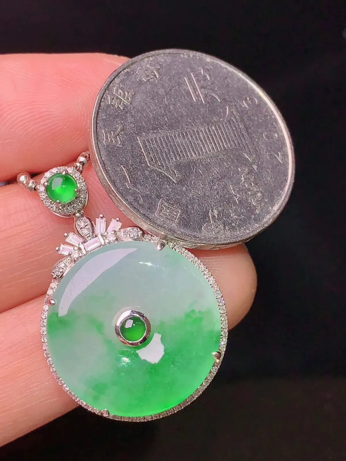 18k金钻镶嵌翠绿平安扣吊坠 玉质水润细腻 色泽艳丽清新整体尺寸29.5*20.5*6.3