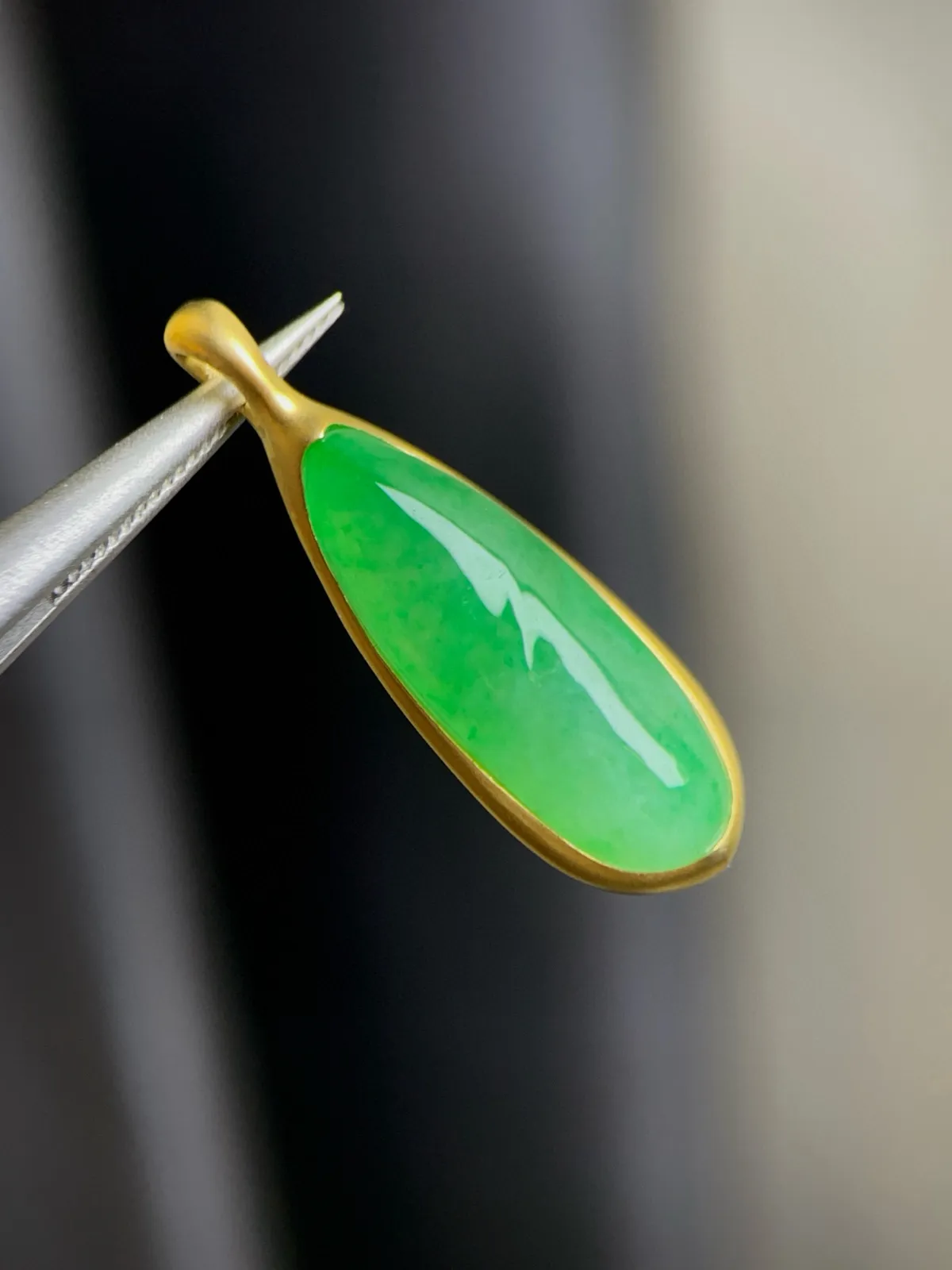 18K镶嵌冰绿长寿果吊坠

尺寸：23.5-8.6-3.2