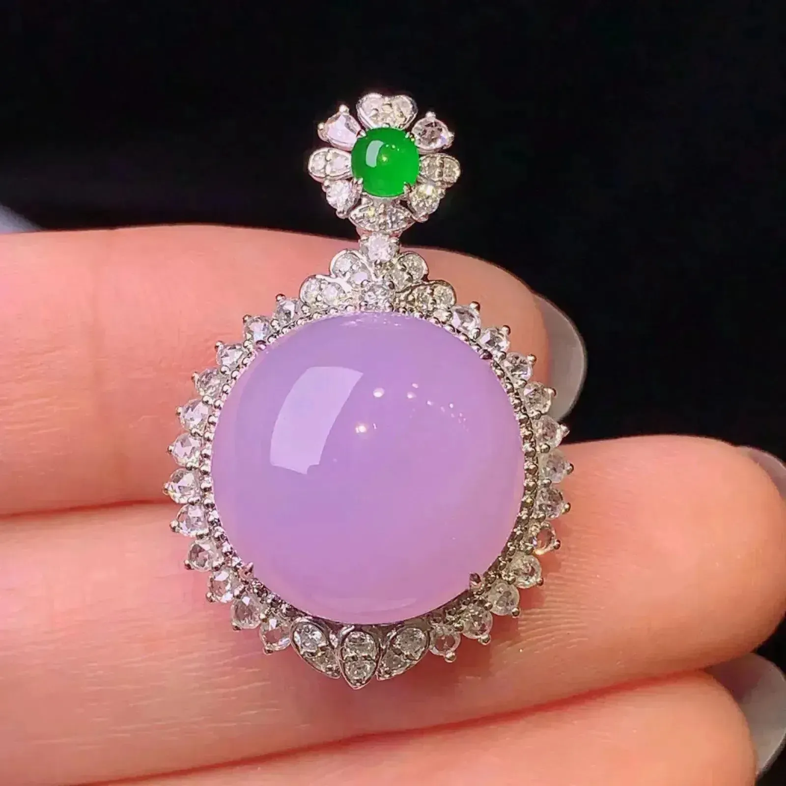 18k金钻镶嵌紫罗兰蛋面吊坠 玉质细腻 色泽清新艳丽 整体尺寸29.3*19.9*13