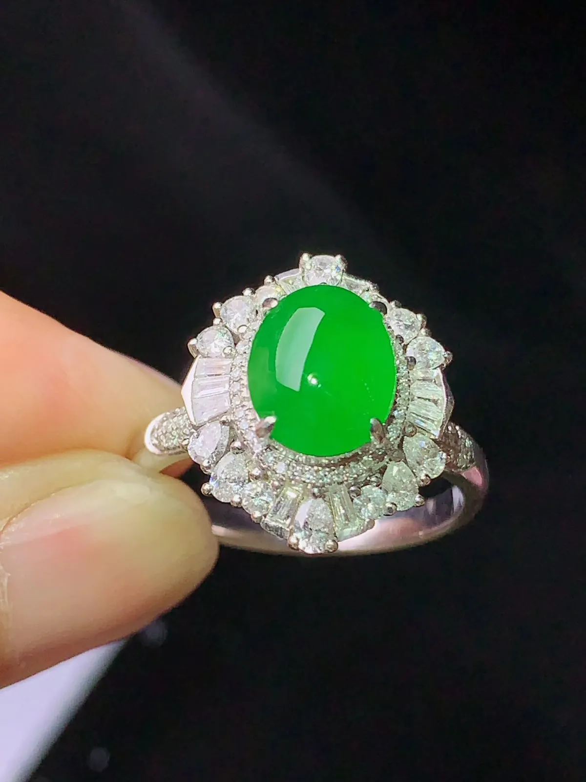 18k金钻镶嵌满绿蛋面戒指 玉质细腻 水润亮眼 色泽高贵艳丽 圈口15.5 整体尺寸16.7*13.