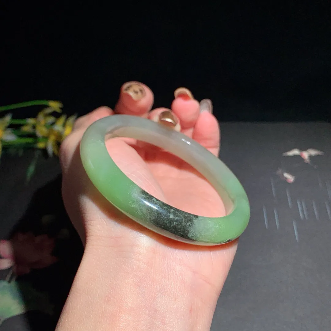 和田玉57.5圈口三色翠青手镯！玉质细腻油润 底色纯净 无纹裂 脂粉好，品质高