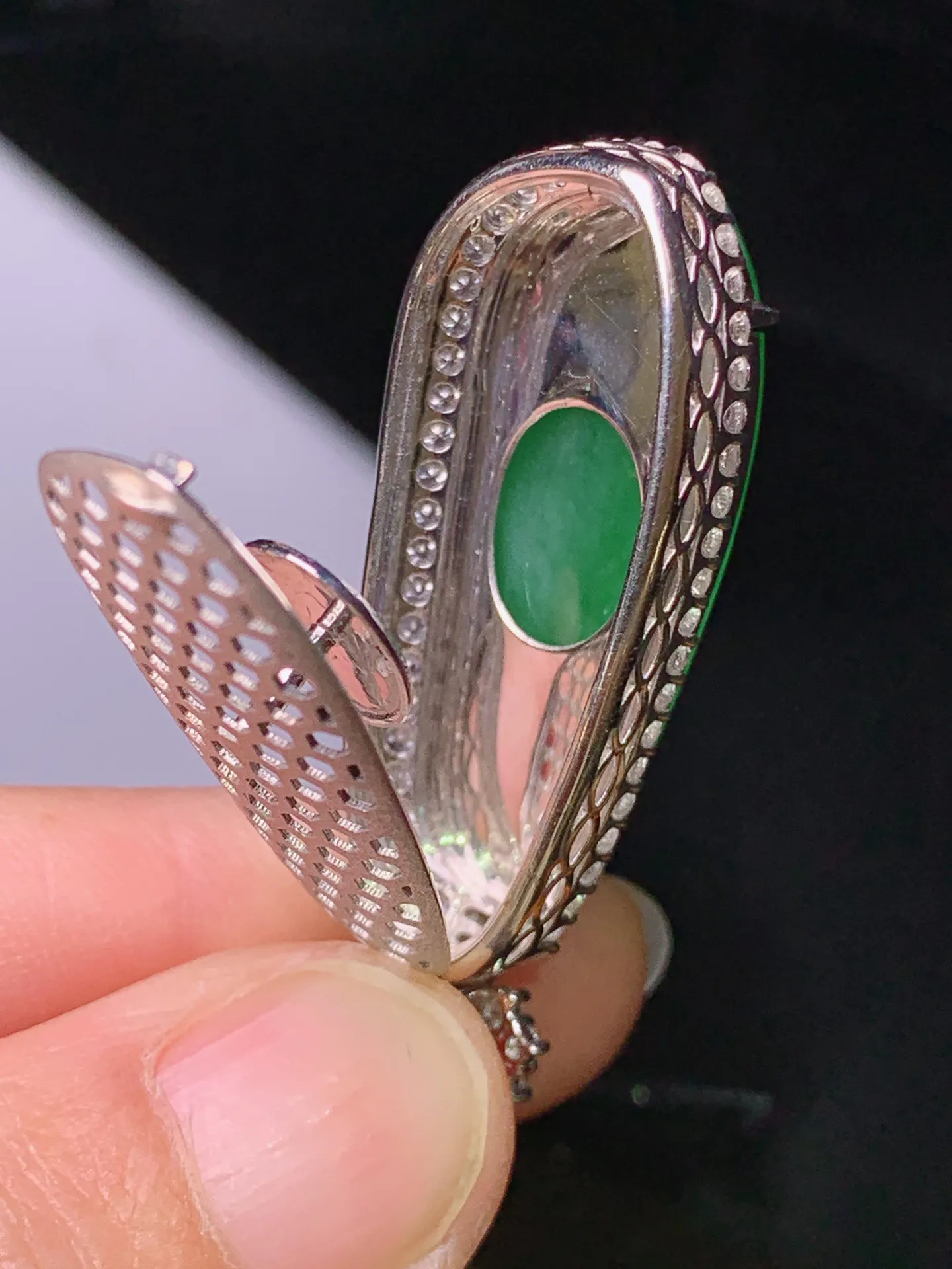 18k金钻镶嵌翠绿福瓜吊坠 玉质细腻 色泽艳丽清新 整体尺寸42.5*15.5*10.8