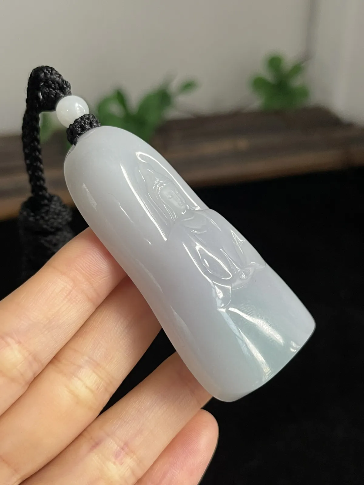 翡翠糯化种淡绿色吊坠，配珠未测