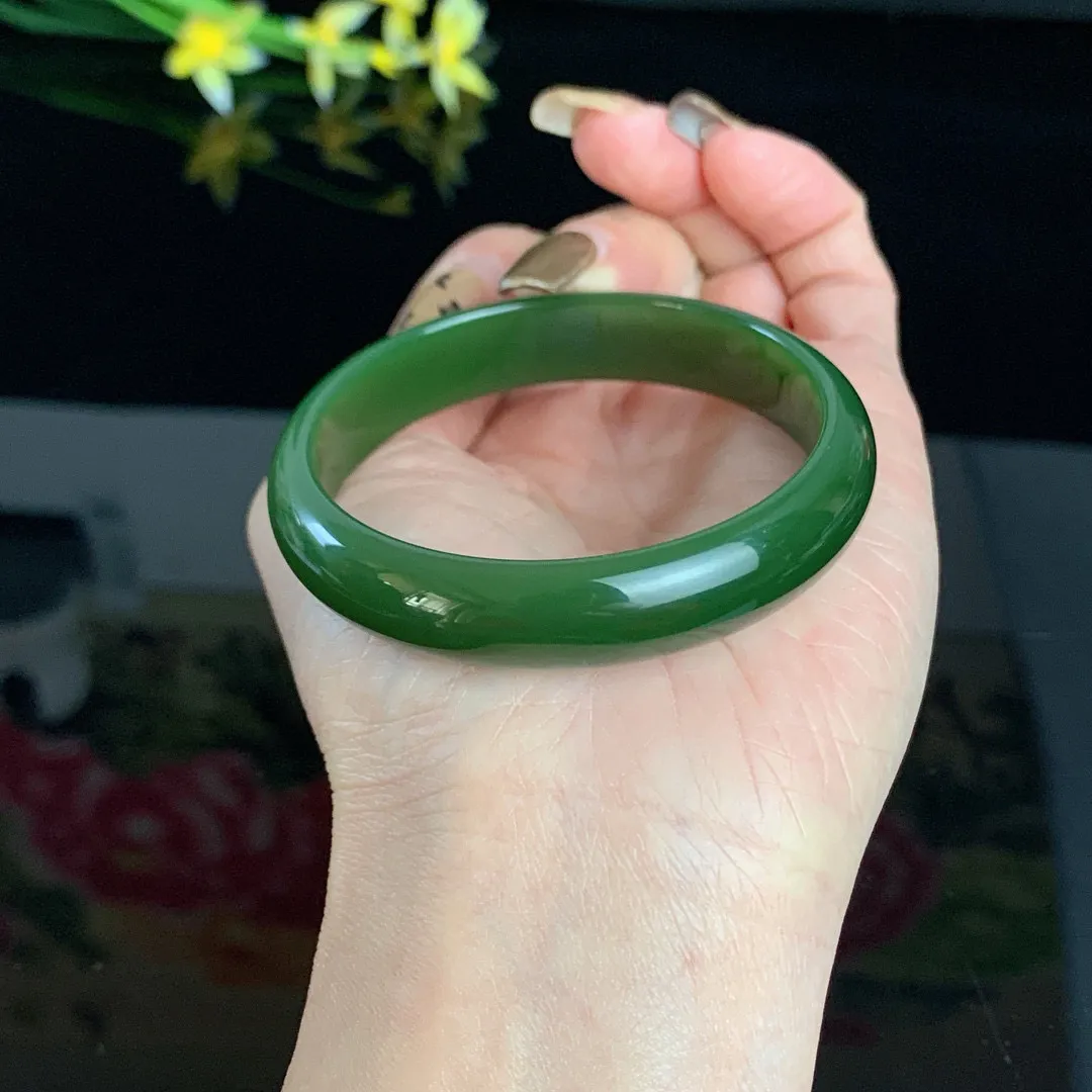 珍藏品，和田玉54.6圈口菠菜绿碧玉手镯！肉眼没啥结构，玉质细腻油润 底色纯净 无裂无黑 脂粉好，品质高