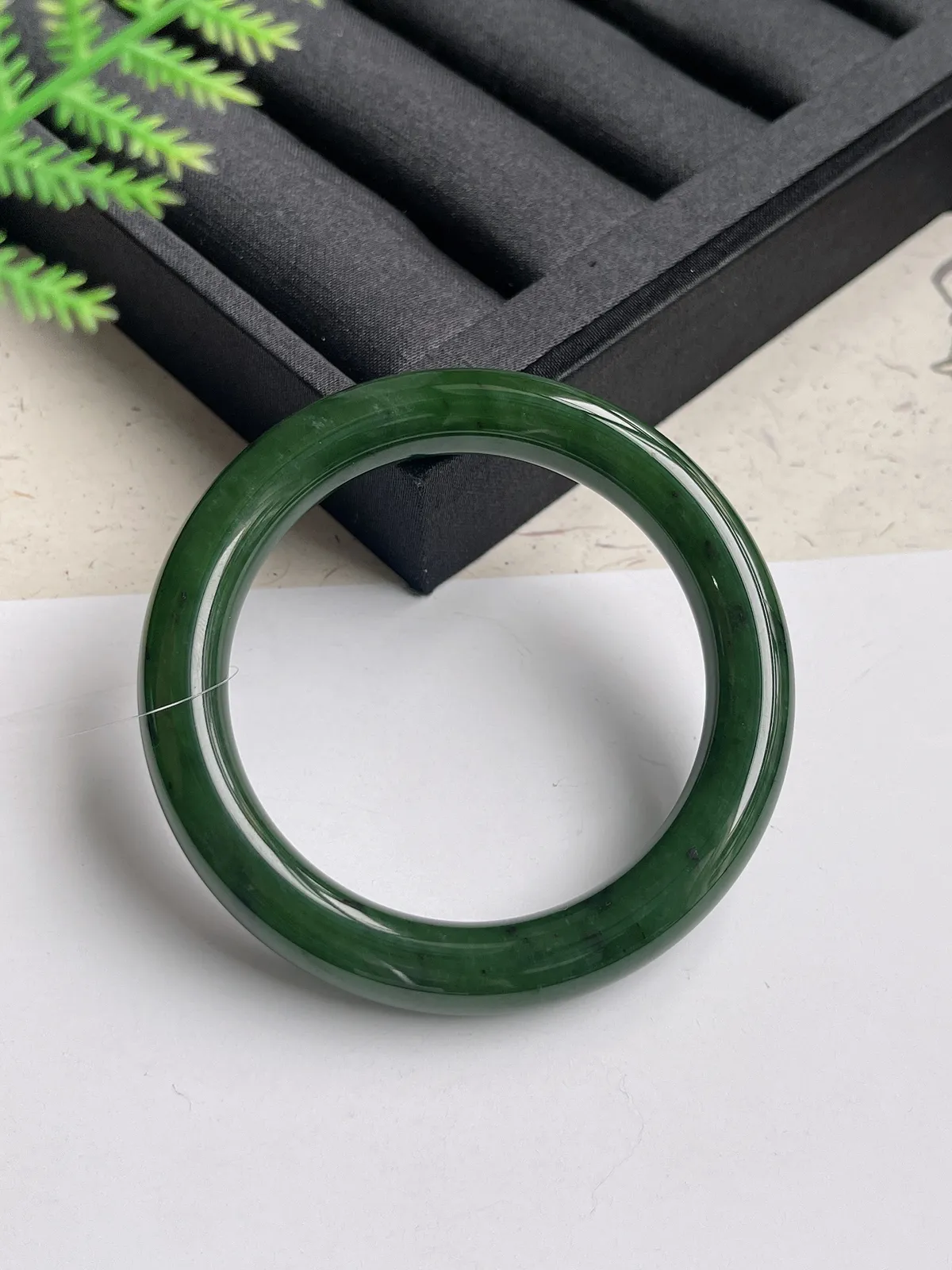 圆镯56.7圈口，和田玉碧玉手镯