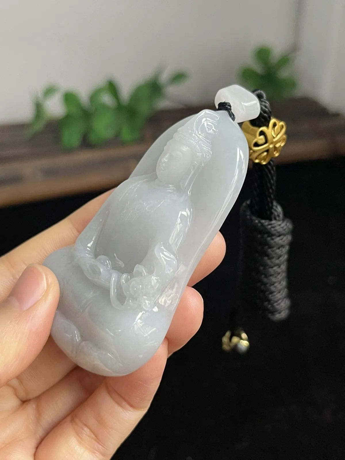 翡翠糯化种白色吊坠，配珠未测