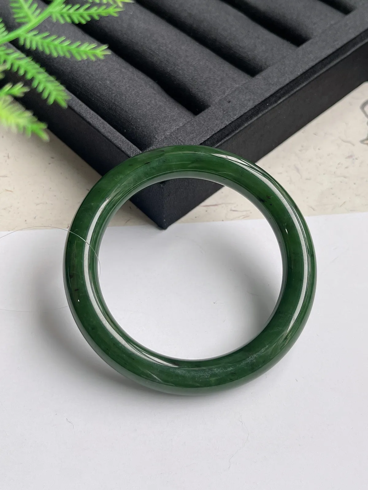 圆镯56.7圈口，和田玉碧玉手镯