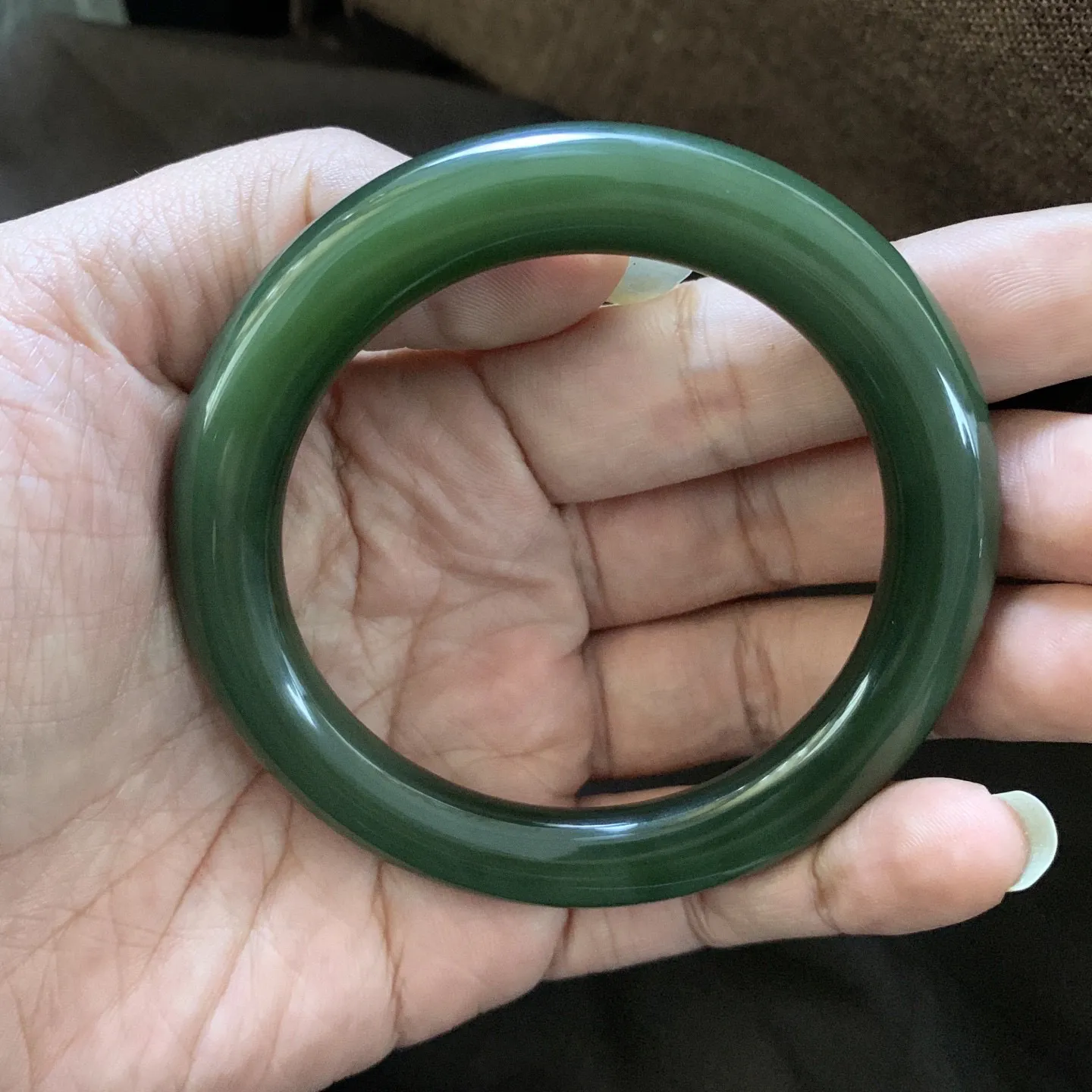 和田玉59圈口菠菜绿圆条手镯，镯型古朴典雅。在诗情画意的雨巷相遇，你是我腕间的一抹风情，有你眸有深情