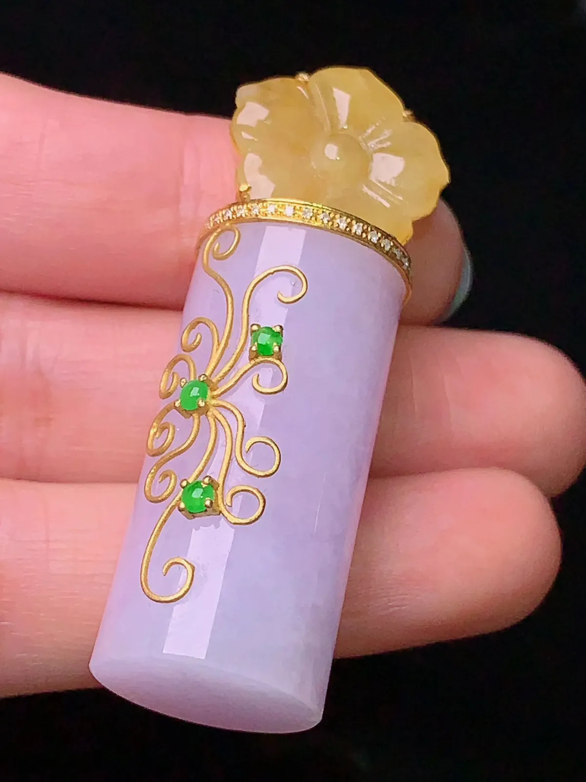 18k金钻镶嵌淡紫罗兰玉柱吊坠 搭配小绿蛋面镶嵌 玉质细腻 整体尺寸49.3*15.5*15.5