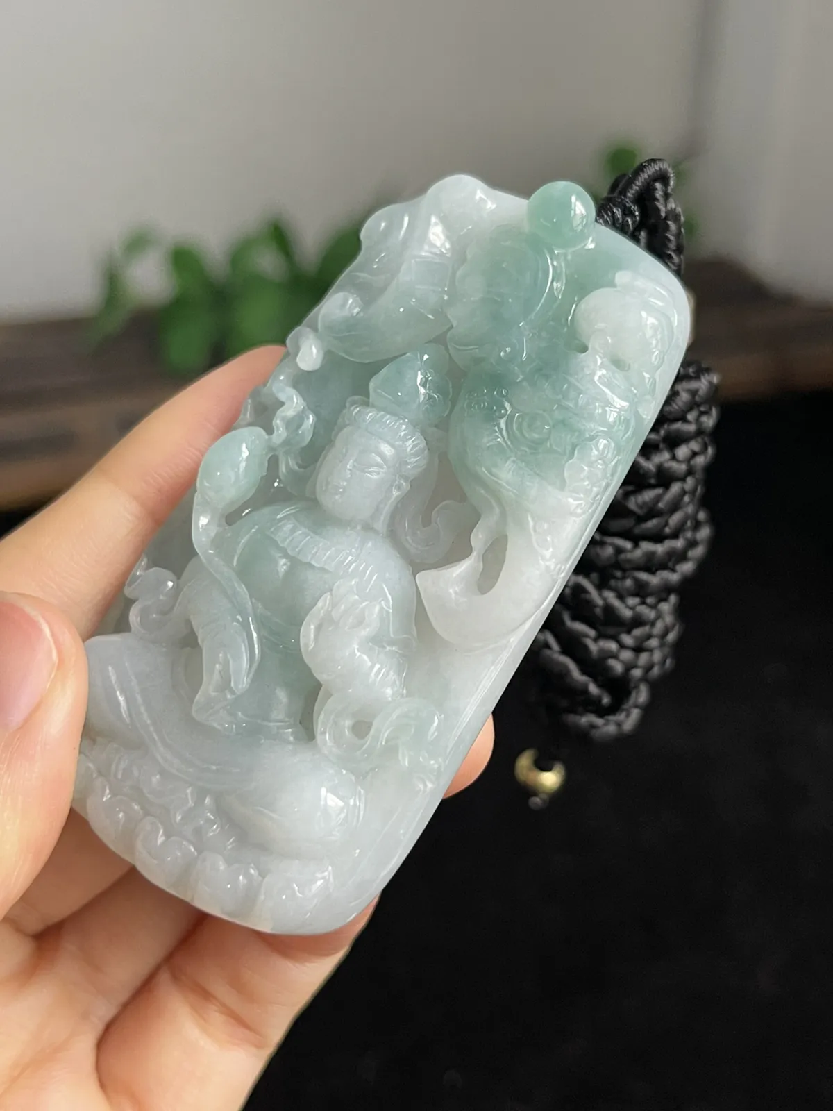 翡翠冰糯种淡绿色吊坠