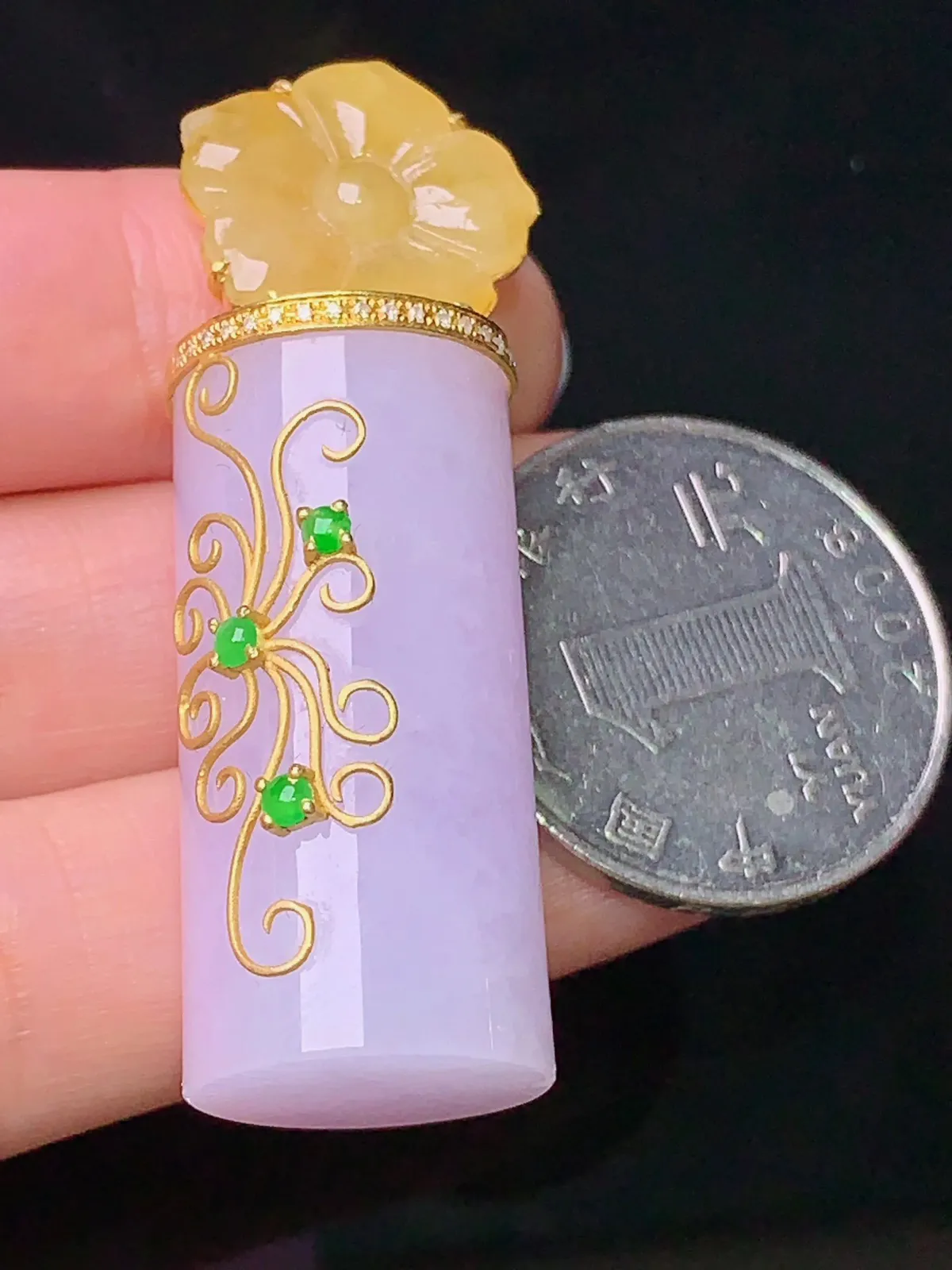 18k金钻镶嵌淡紫罗兰玉柱吊坠 搭配小绿蛋面镶嵌 玉质细腻 整体尺寸49.3*15.5*15.5