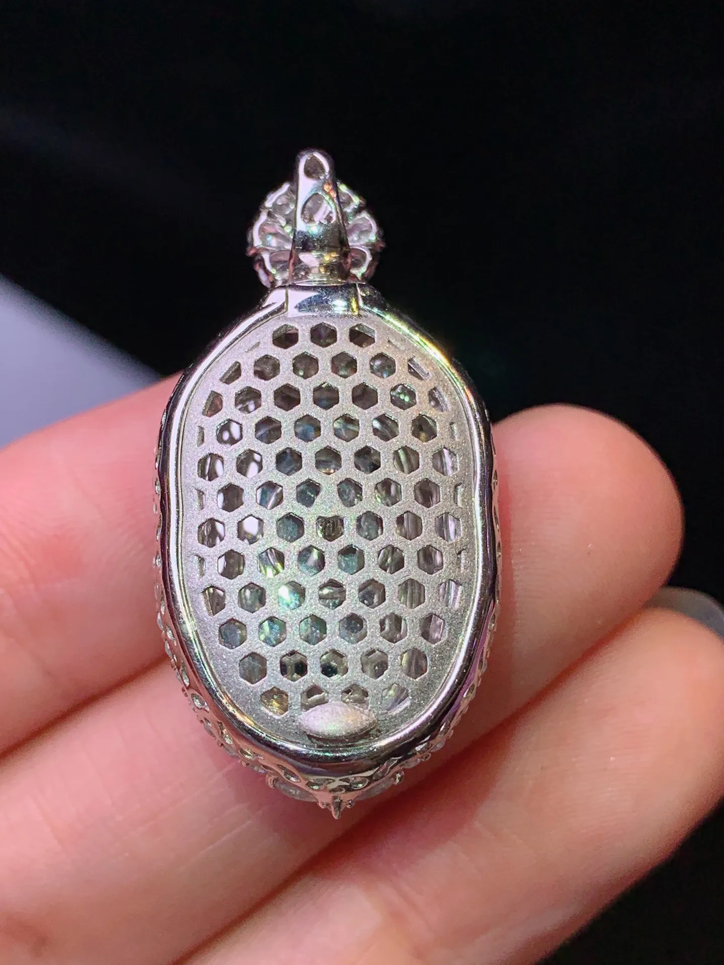 18k金钻镶嵌翠绿树叶吊坠 玉质细腻 色泽清新艳丽 整体尺寸34*17.5*11.8