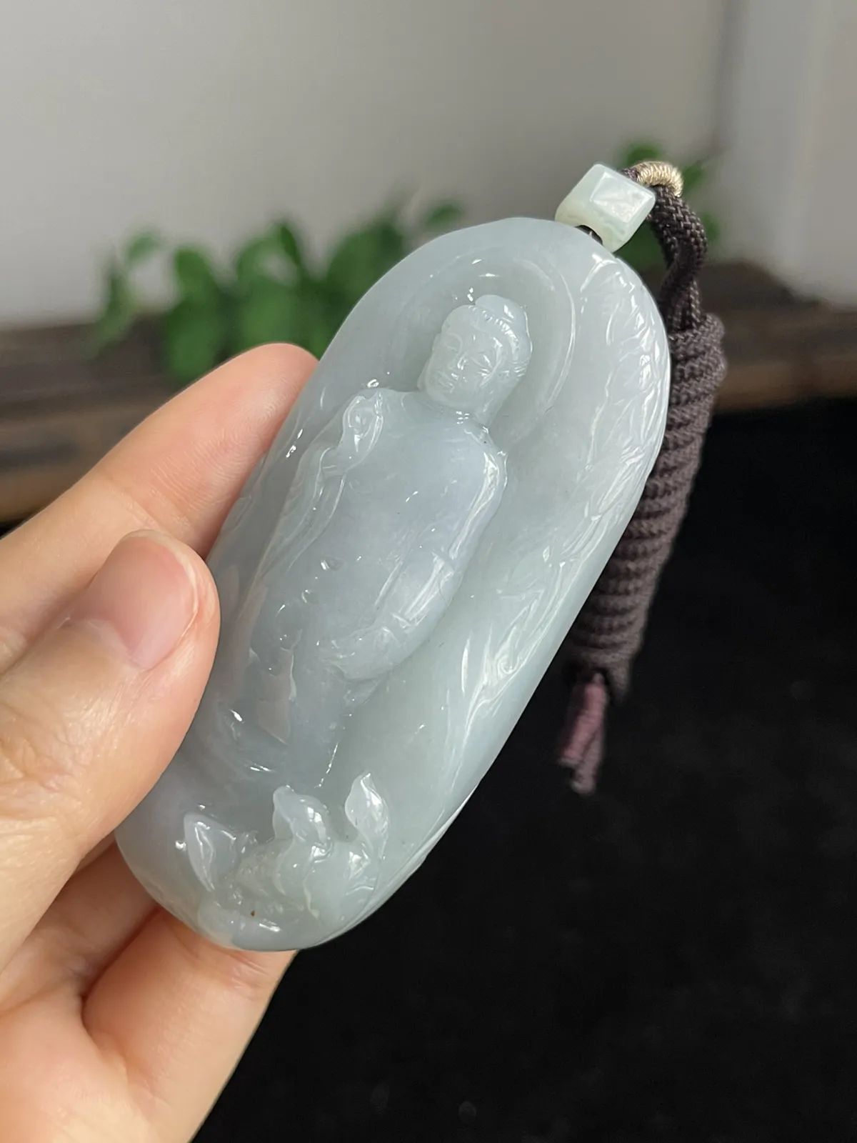 翡翠糯化种淡绿色吊坠，配石未测