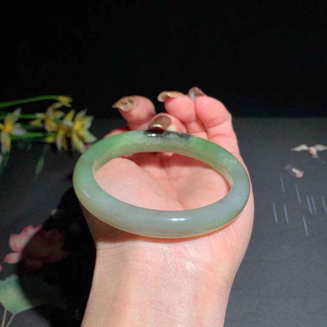 和田玉57.5圈口三色翠青手镯！玉质细腻油润 底色纯净 无纹裂 脂粉好，品质高