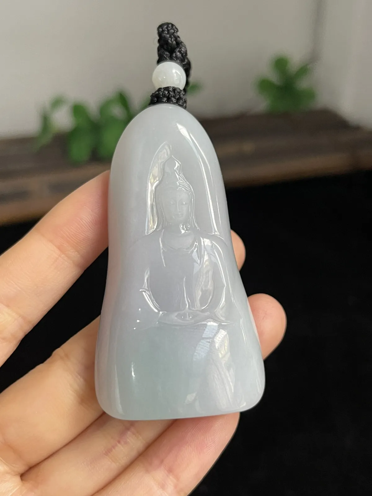 翡翠糯化种淡绿色吊坠，配珠未测