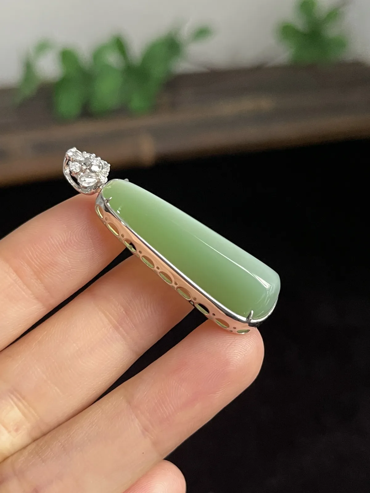 和田玉吊坠，印记：G18K,伴钻石