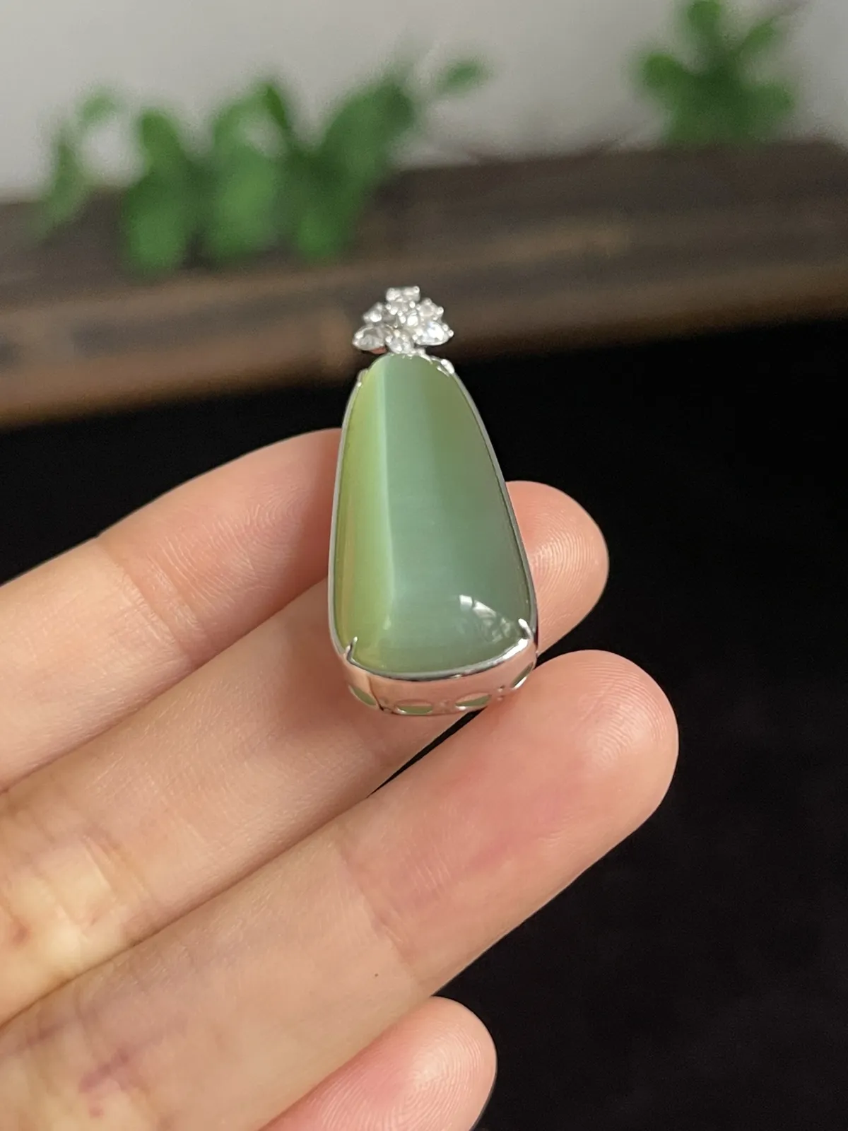 和田玉吊坠，印记：G18K,伴钻石