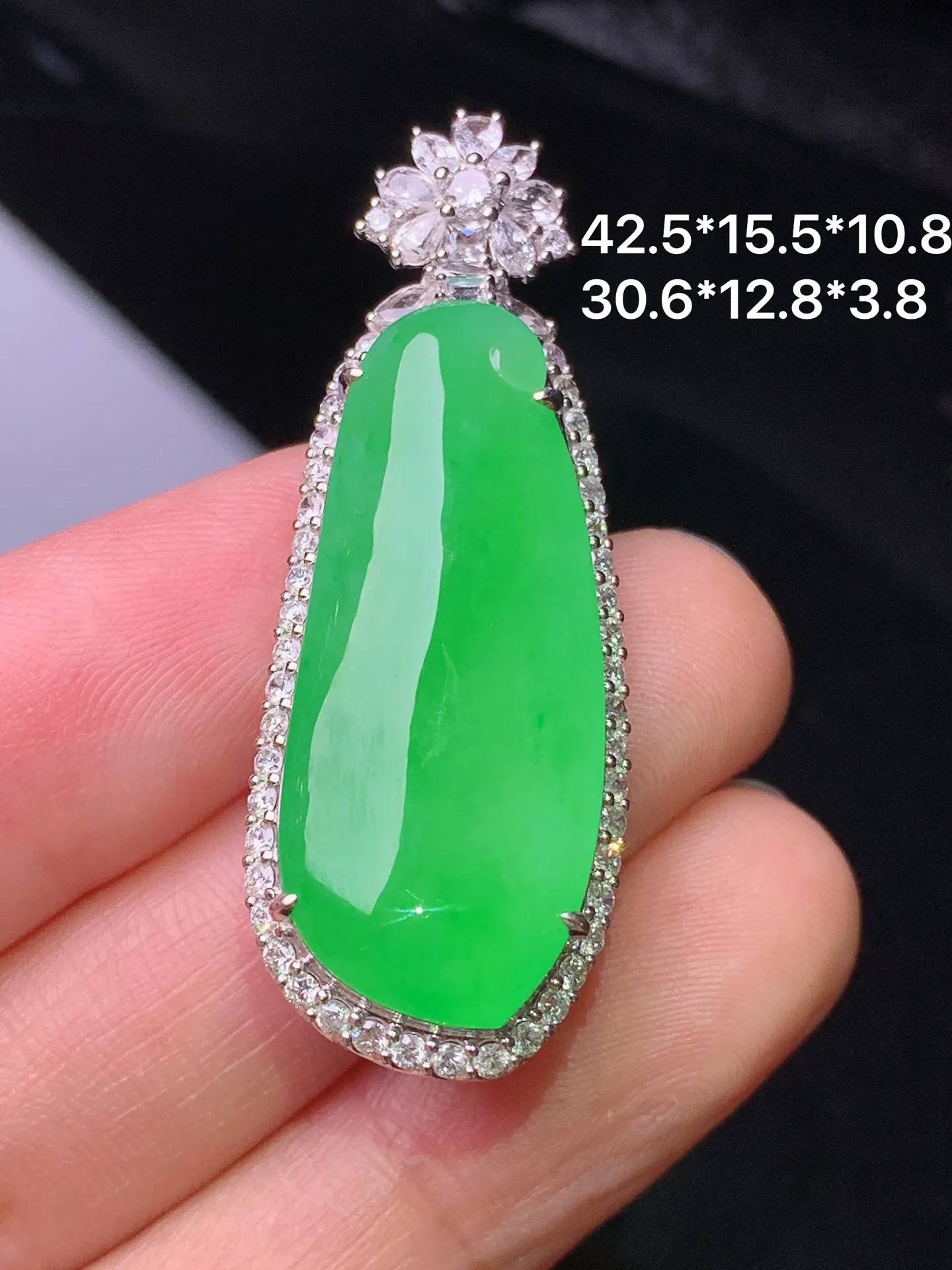 18k金钻镶嵌翠绿福瓜吊坠 玉质细腻 色泽艳丽清新 整体尺寸42.5*15.5*10.8