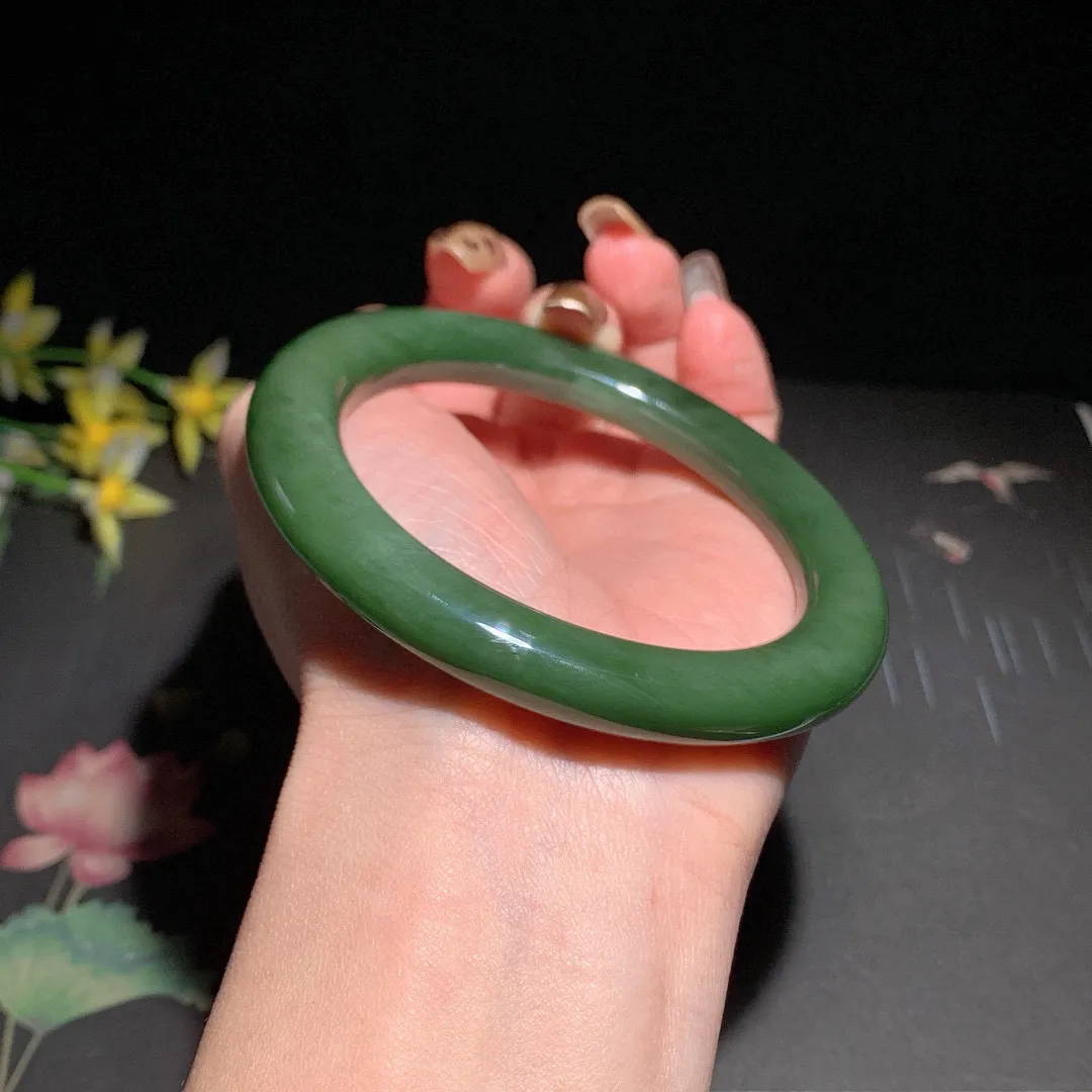 和田玉60圈口冰底菠菜绿猫眼圆条碧玉手镯！精品细料，玉质细腻油润 底色纯净 无裂无杂 脂粉好，品质高