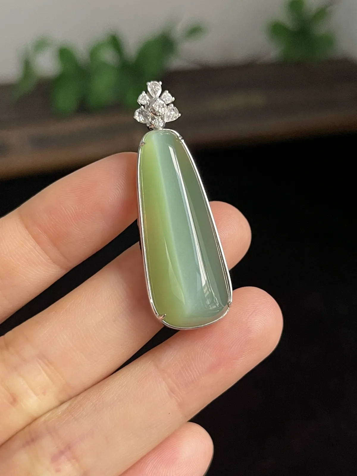 和田玉吊坠，印记：G18K,伴钻石