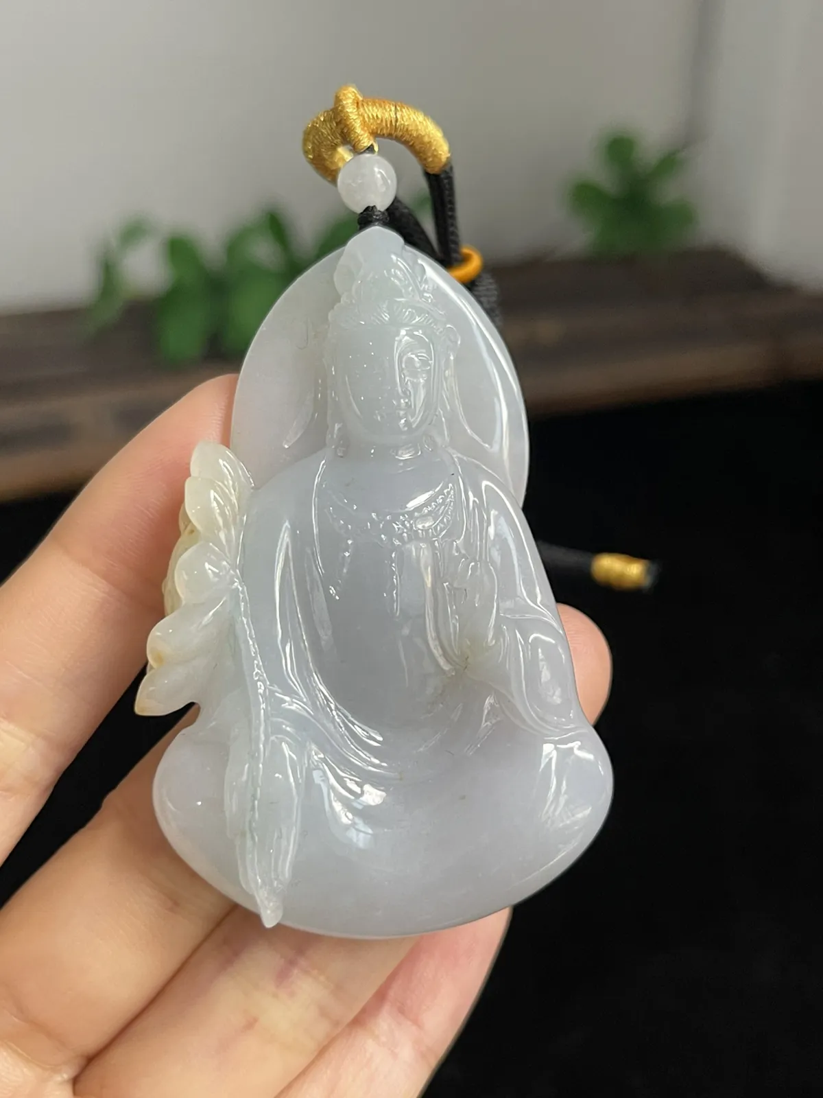 翡翠糯化种白色吊坠，配珠未测