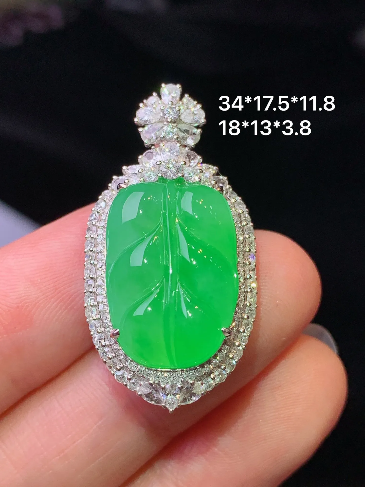 18k金钻镶嵌翠绿树叶吊坠 玉质细腻 色泽清新艳丽 整体尺寸34*17.5*11.8