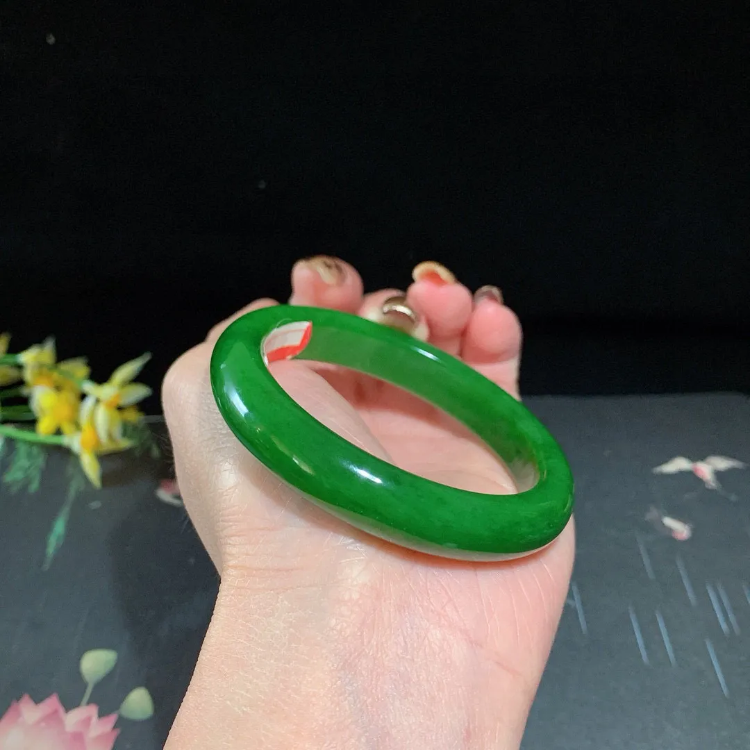和田玉54圈口阳绿色碧玉手镯！玉质细腻油润 底色纯净 无裂无杂 脂粉好，品质高