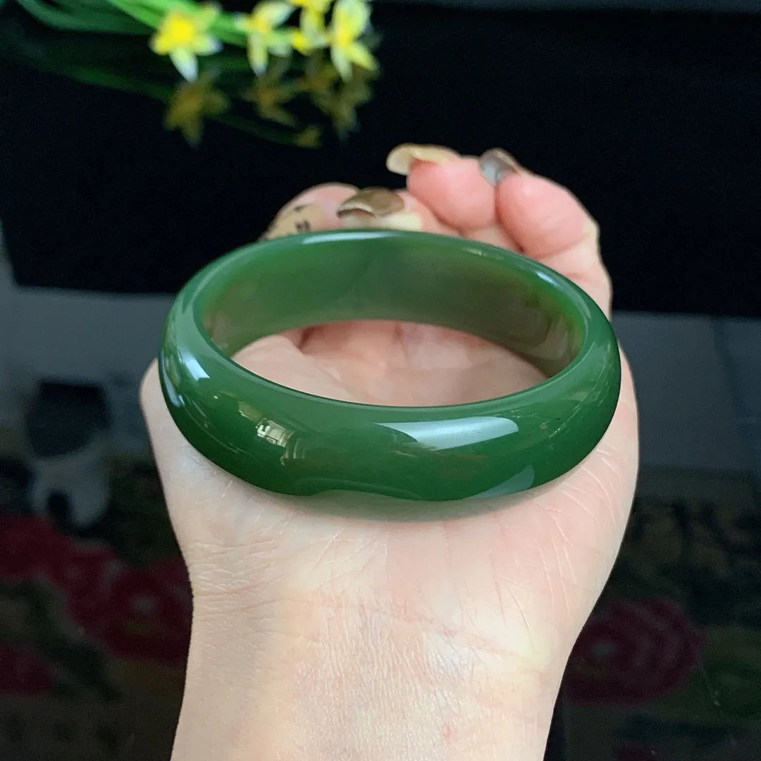 土豪款，和田玉57圈口菠菜绿宽版碧玉手镯！玉质细腻油润 底色纯净 无裂无棉 脂粉好，品质高