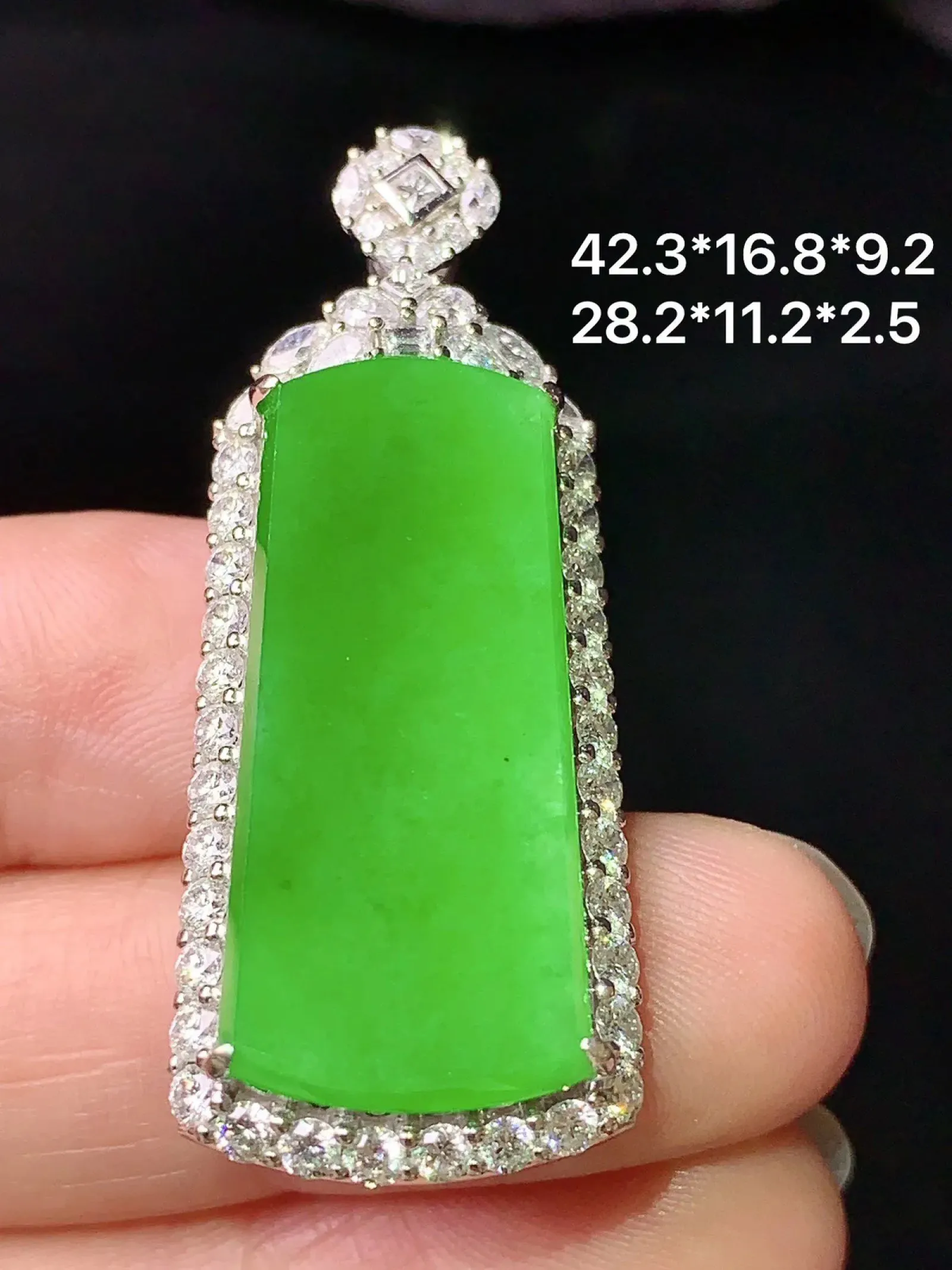 18k金钻镶嵌满绿无事牌吊坠 玉质细腻 色泽清新艳丽 整体尺寸42.3*16.8*9.2