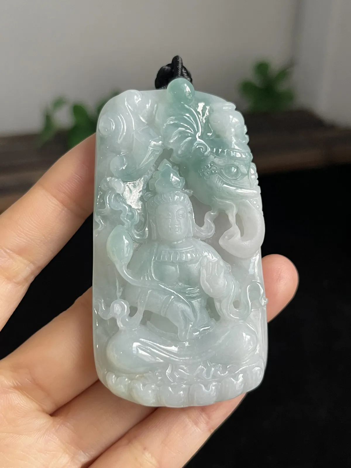 翡翠冰糯种淡绿色吊坠