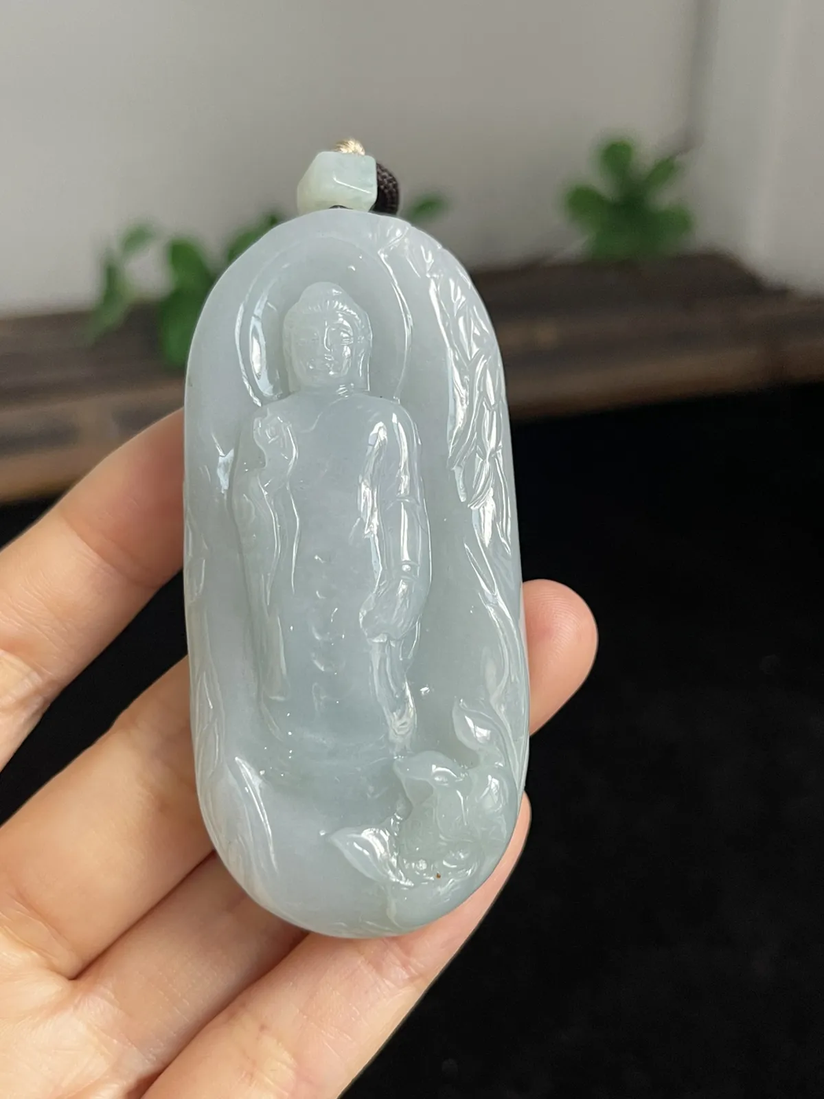 翡翠糯化种淡绿色吊坠，配石未测