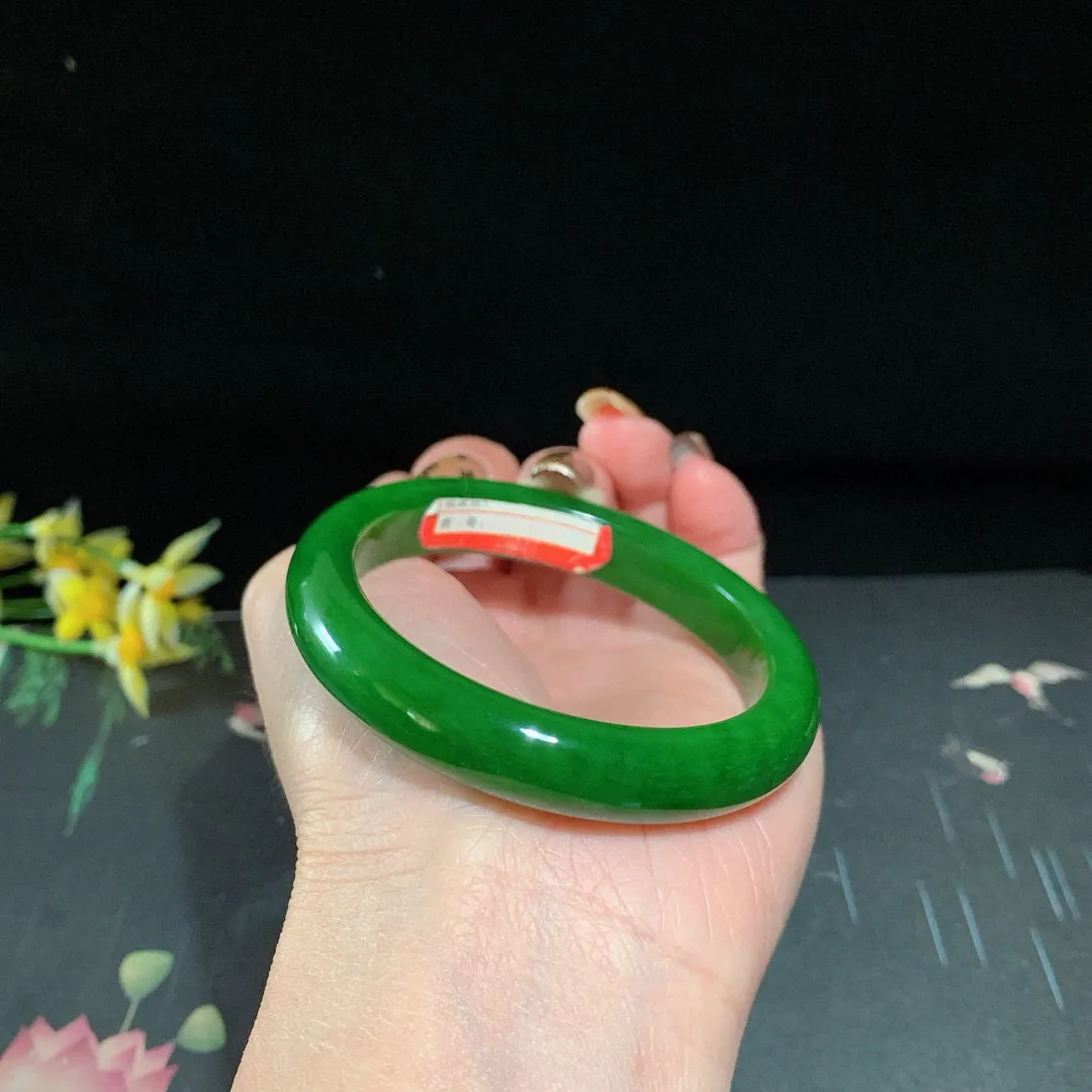 和田玉54圈口阳绿色碧玉手镯！玉质细腻油润 底色纯净 无裂无杂 脂粉好，品质高