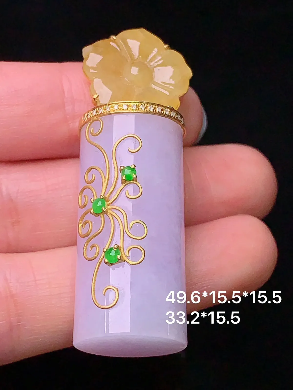 18k金钻镶嵌淡紫罗兰玉柱吊坠 搭配小绿蛋面镶嵌 玉质细腻 整体尺寸49.3*15.5*15.5