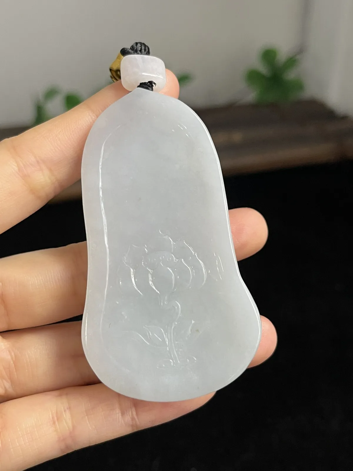 翡翠糯化种白色吊坠，配珠未测