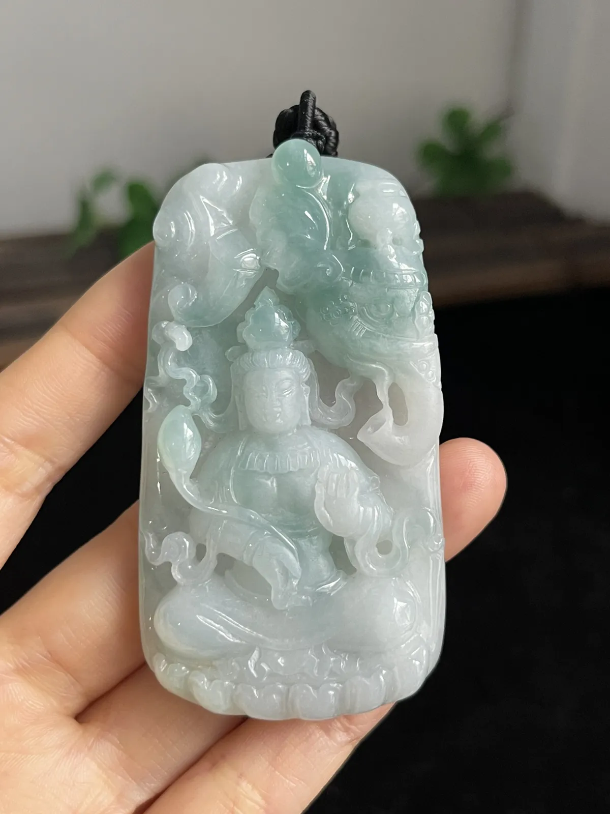 翡翠冰糯种淡绿色吊坠