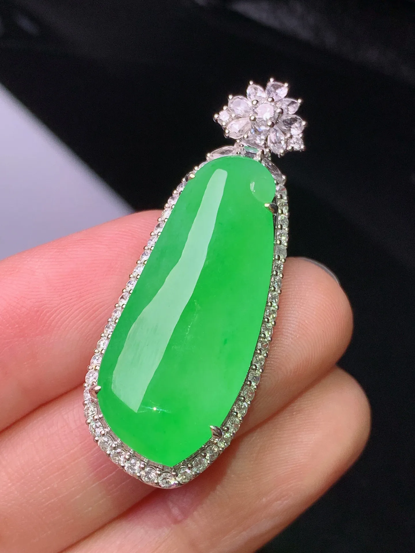 18k金钻镶嵌翠绿福瓜吊坠 玉质细腻 色泽艳丽清新 整体尺寸42.5*15.5*10.8