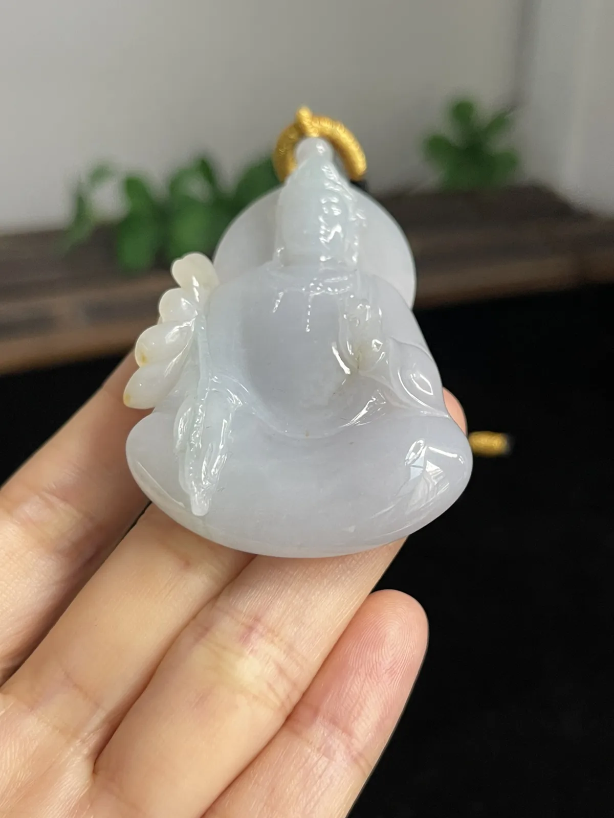 翡翠糯化种白色吊坠，配珠未测