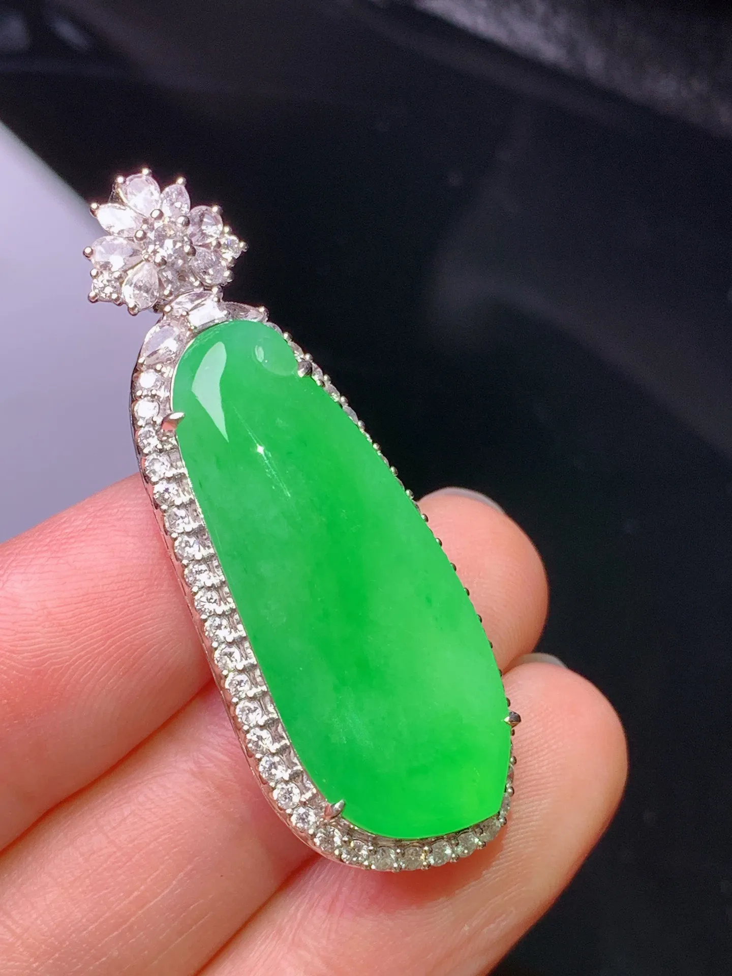 18k金钻镶嵌翠绿福瓜吊坠 玉质细腻 色泽艳丽清新 整体尺寸42.5*15.5*10.8