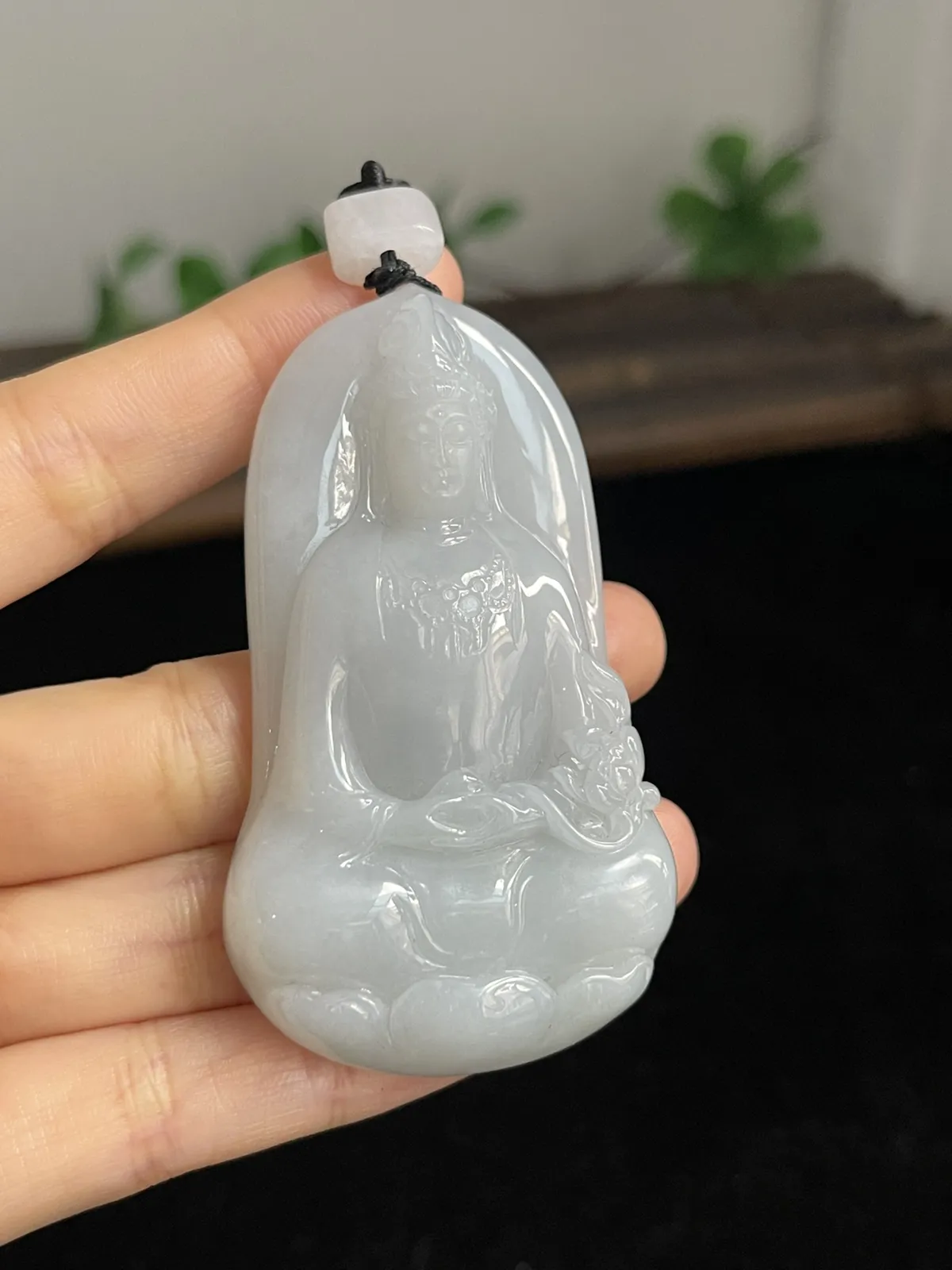 翡翠糯化种白色吊坠，配珠未测