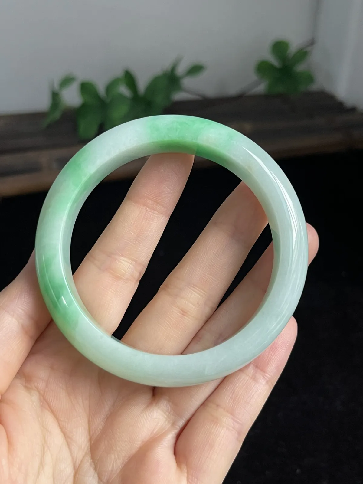 正圈55.5圈口，翡翠糯化种飘绿手镯