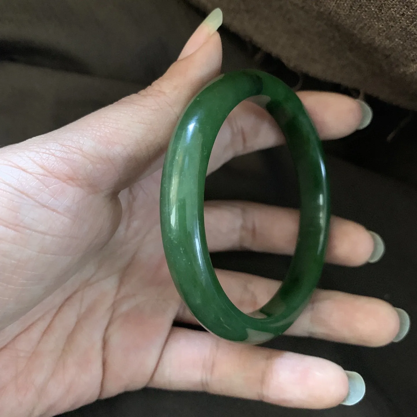 和田玉碧玉64圈口阳绿色手镯【挽间柔情】，镯型古朴典雅。在诗情画意的雨巷相遇，你是我腕间的一抹风情，有你眸有深情.清风荡漾湖间静水，我愿俯身低眉，在烟波涟漪处寻