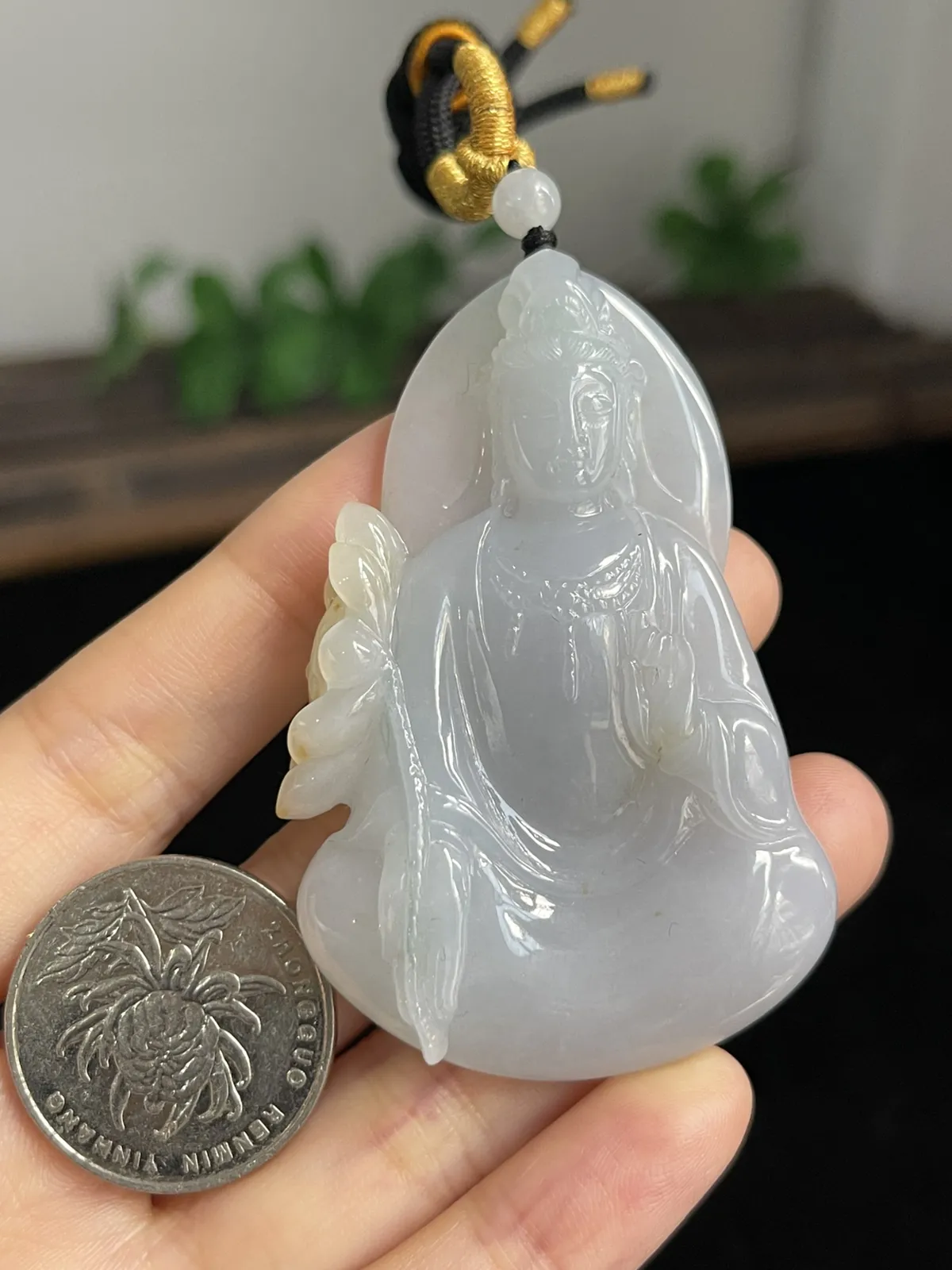 翡翠糯化种白色吊坠，配珠未测