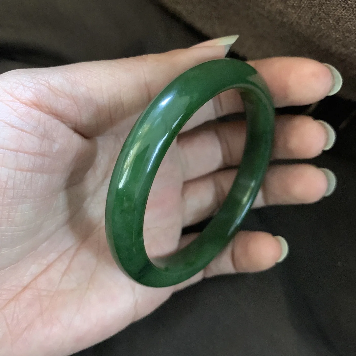 和田玉碧玉64圈口阳绿色手镯【挽间柔情】，镯型古朴典雅。在诗情画意的雨巷相遇，你是我腕间的一抹风情，
