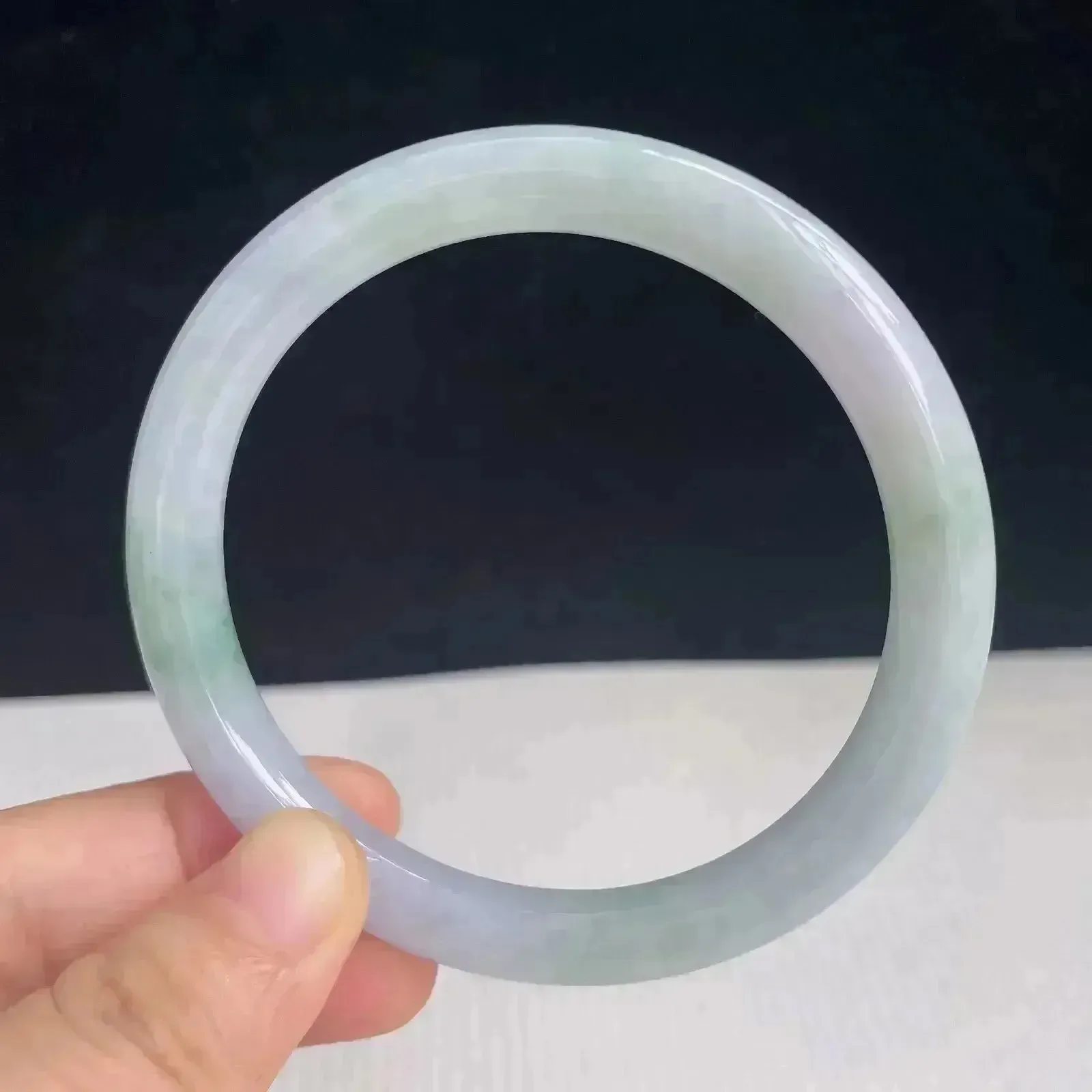 59mm自然光拍摄天然翡翠飘绿好种水圆条手镯 37.26克